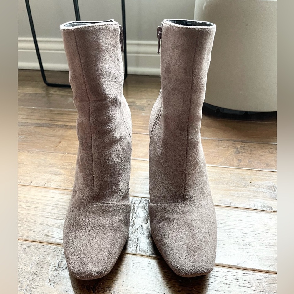 Lulus tan suede boot. Size: 8